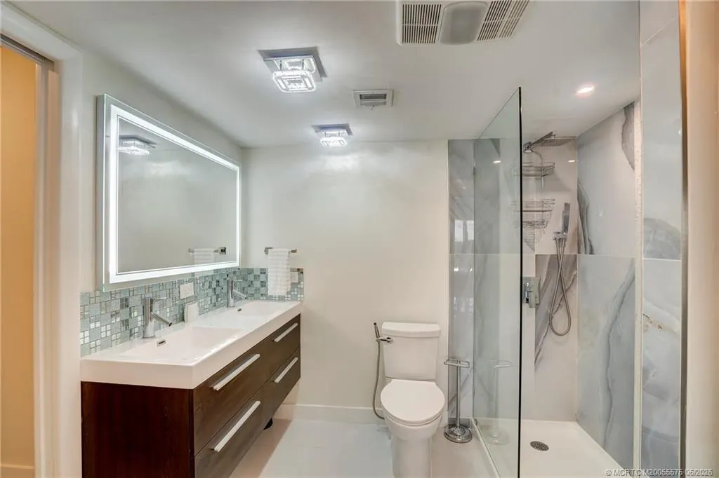 5558 NE Gulfstream Way