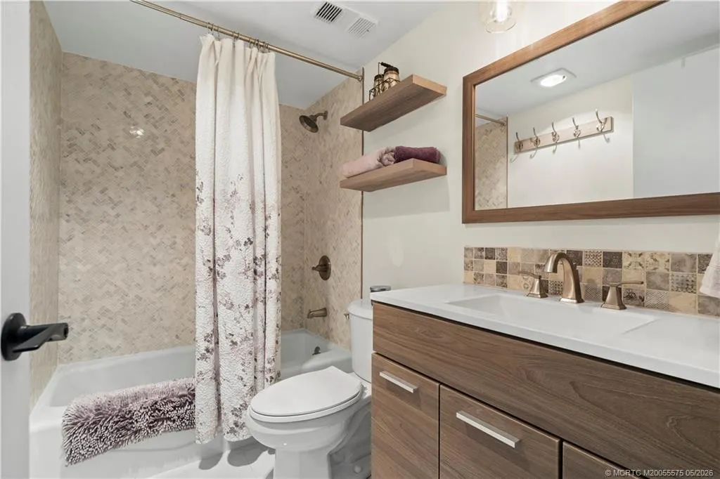 5558 NE Gulfstream Way