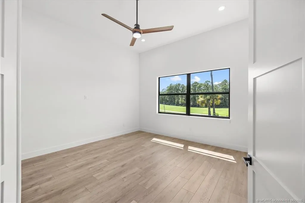 896 SW Squire Johns Lane