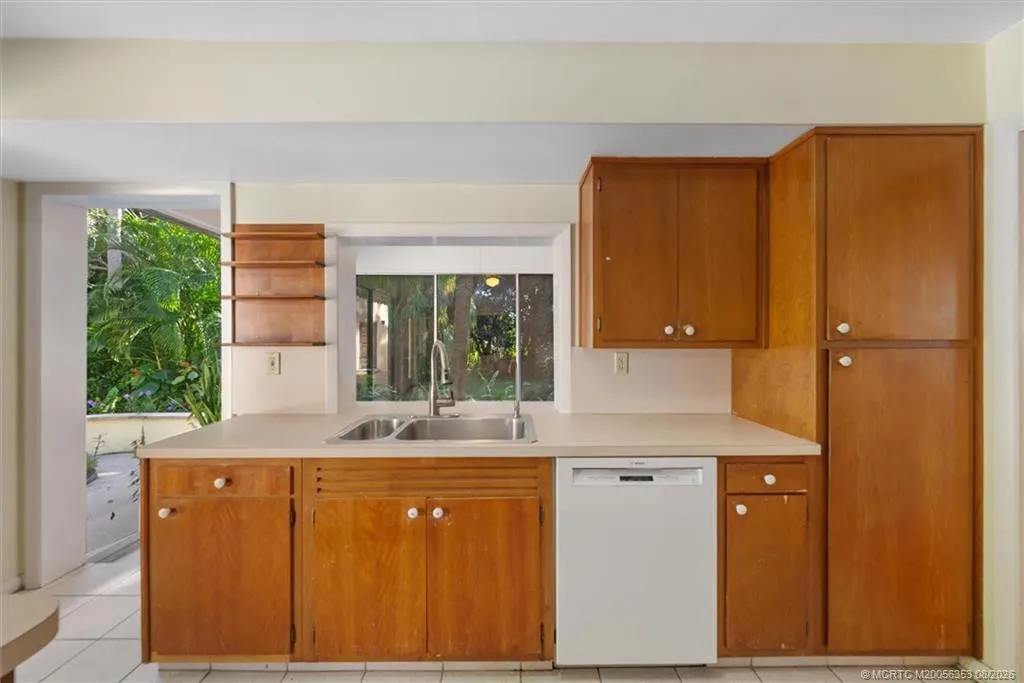 24/22 Via Lucindia Drive