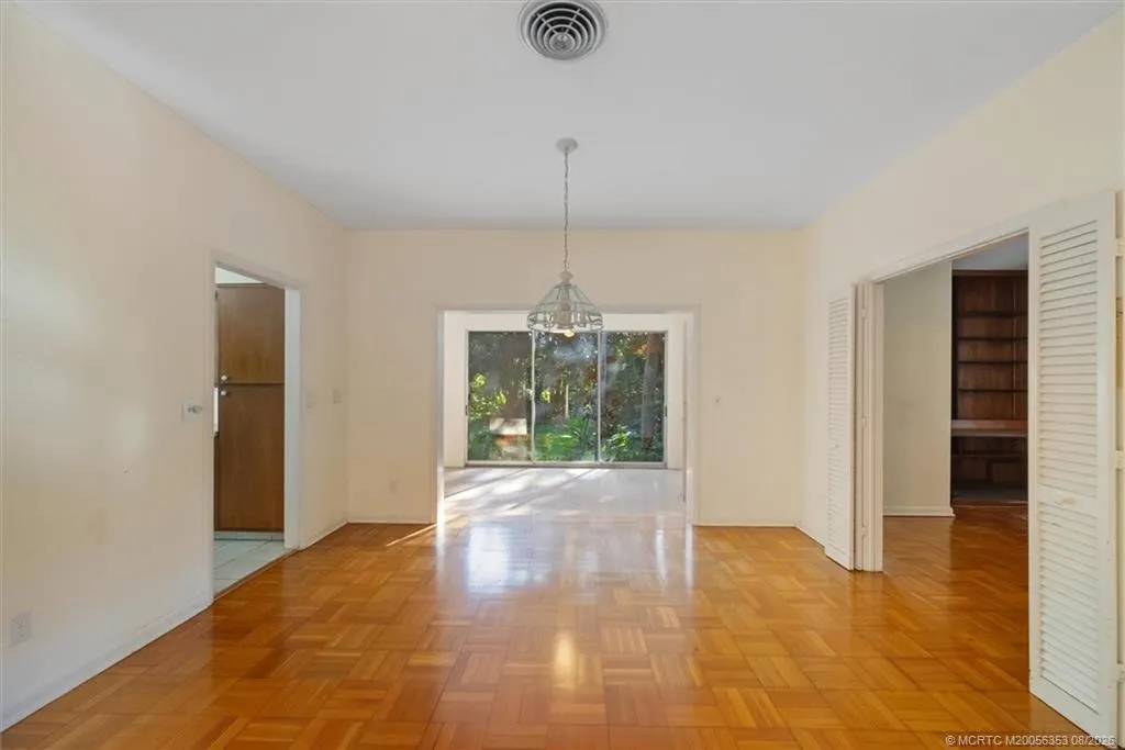24/22 Via Lucindia Drive