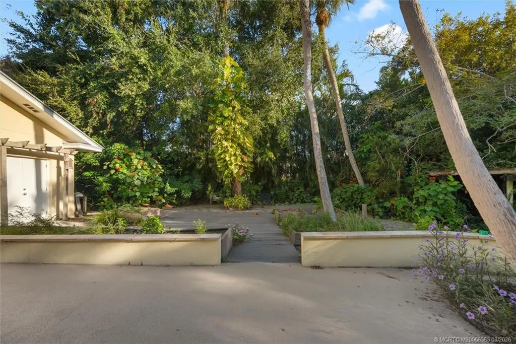 24/22 Via Lucindia Drive