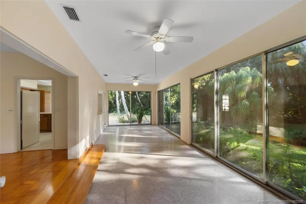 24/22 Via Lucindia Drive