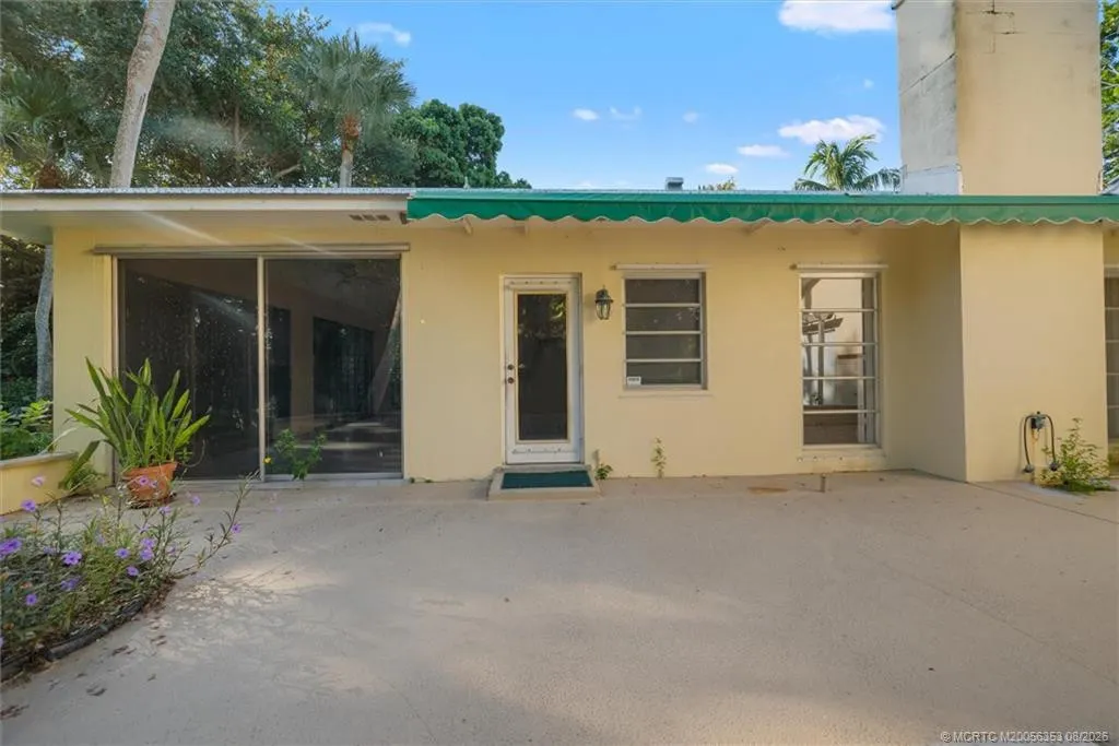 24/22 Via Lucindia Drive