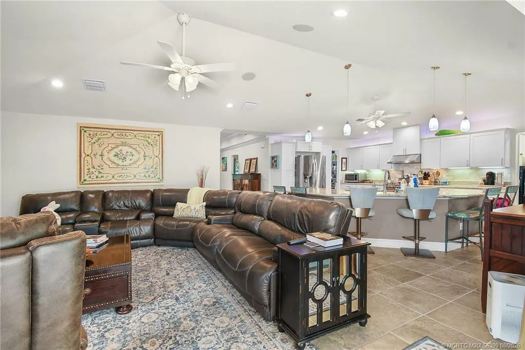 4586 SE Manatee Terrace