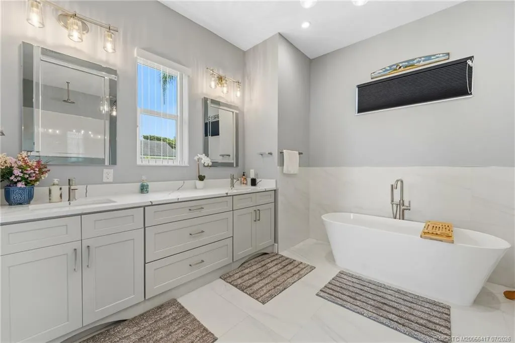 1100 SW Squire Johns Lane