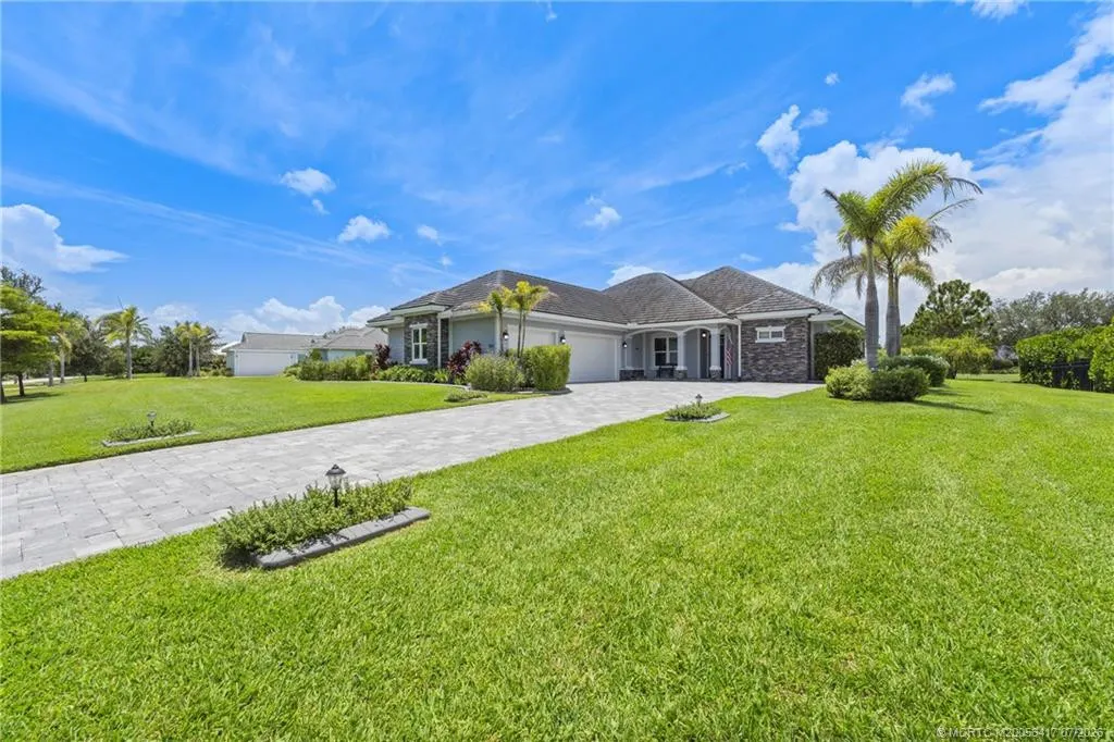 1100 SW Squire Johns Lane
