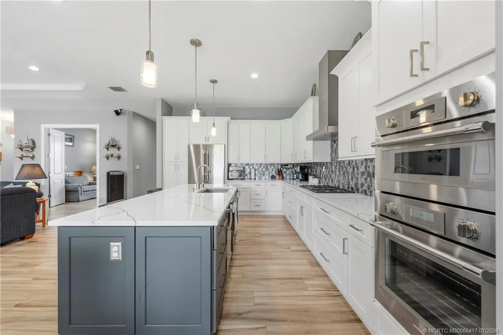 1100 SW Squire Johns Lane