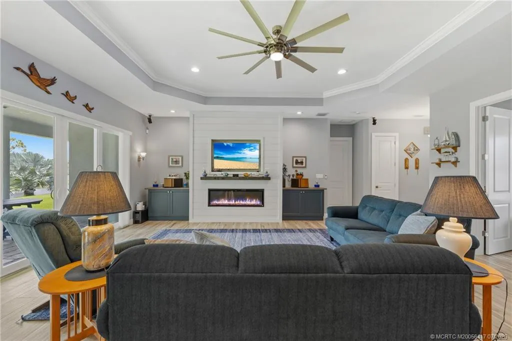1100 SW Squire Johns Lane