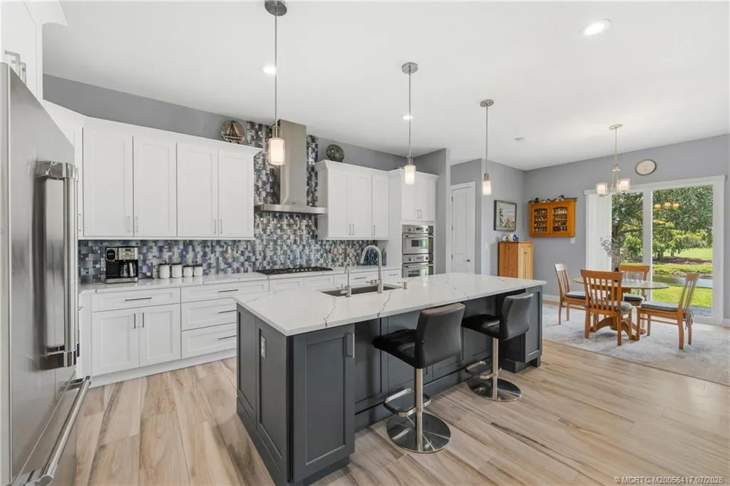 1100 SW Squire Johns Lane