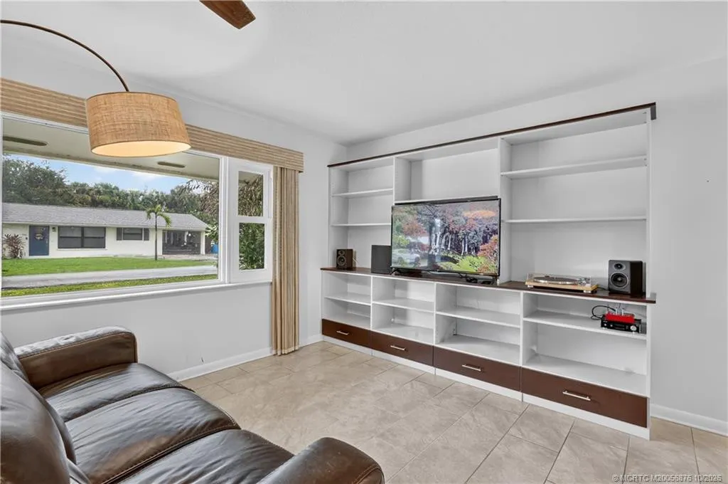 908 SW 36th Terrace