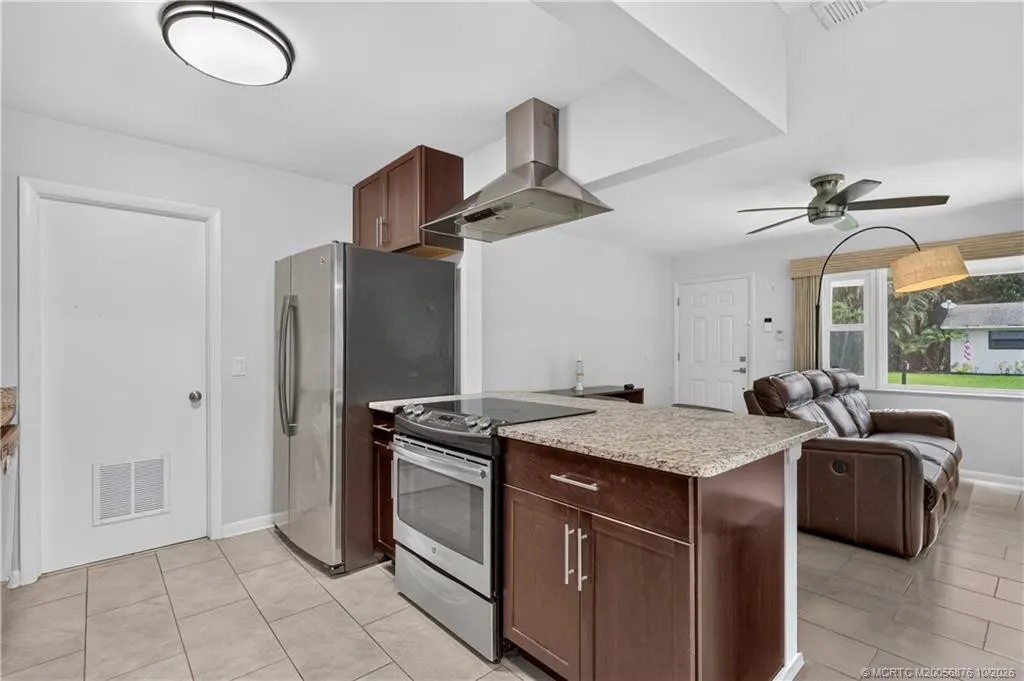 908 SW 36th Terrace