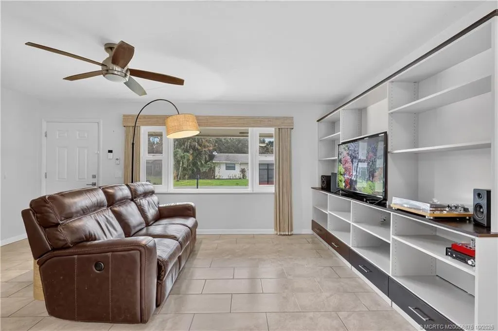 908 SW 36th Terrace