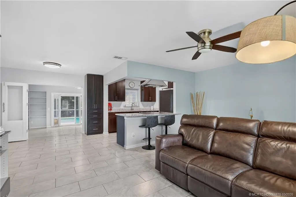 908 SW 36th Terrace