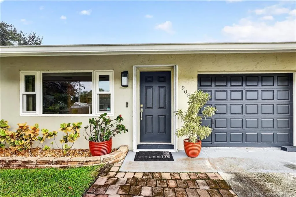 908 SW 36th Terrace
