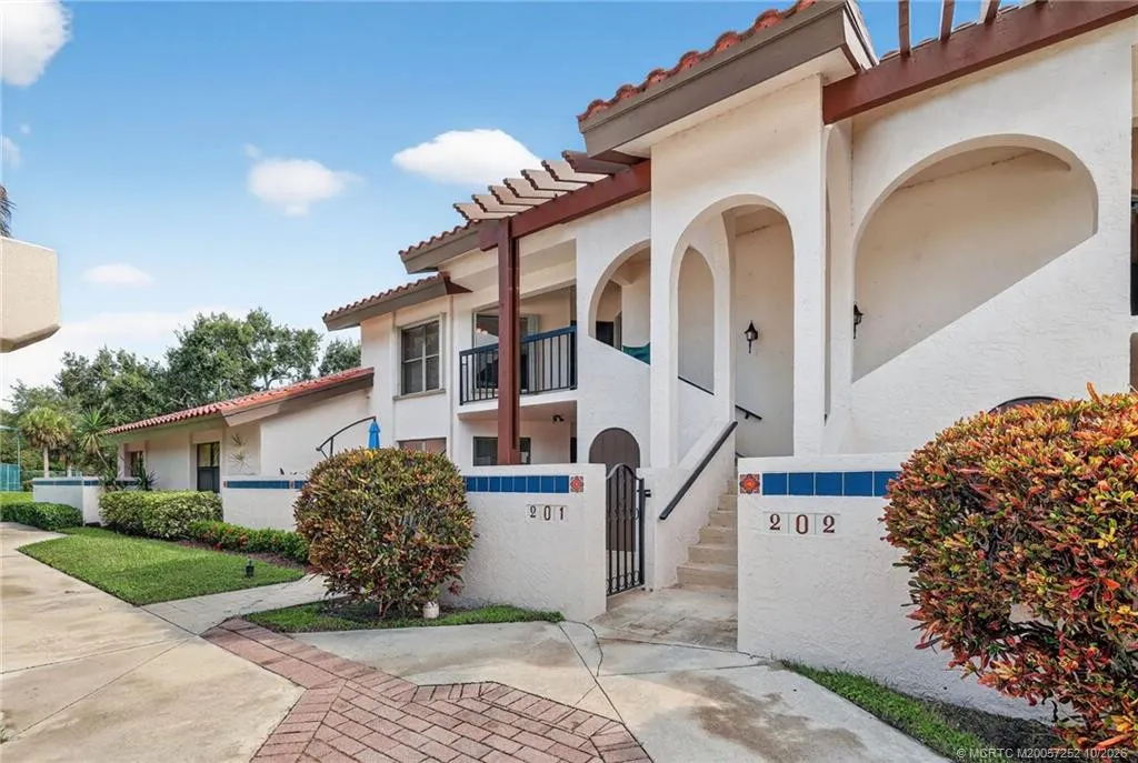6110 SE Martinique Drive #201