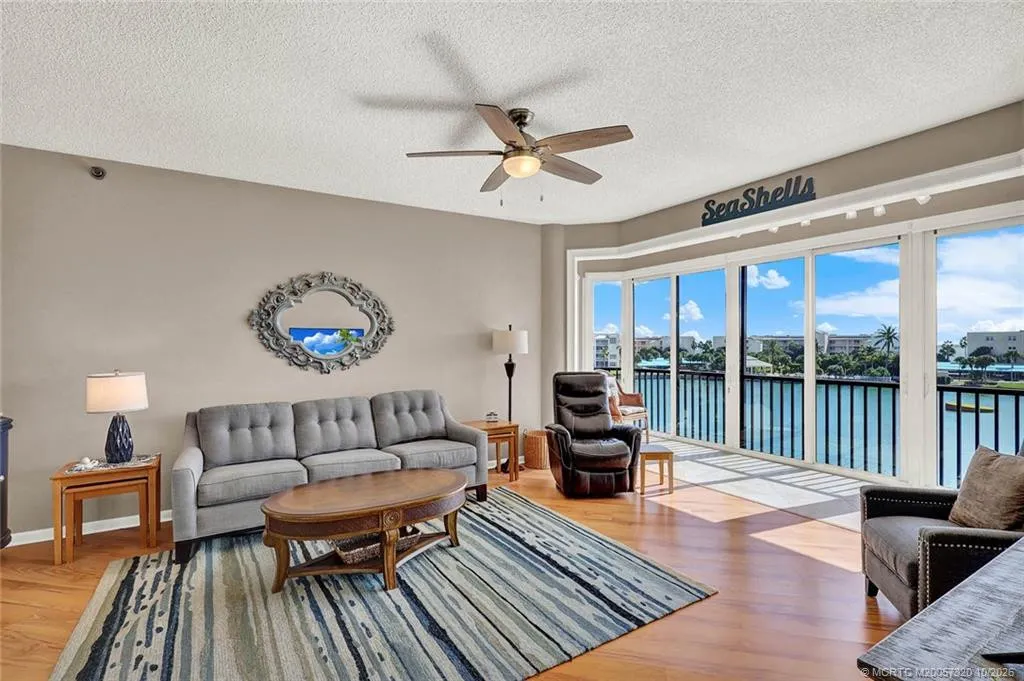 221 NE Plantation Road #403