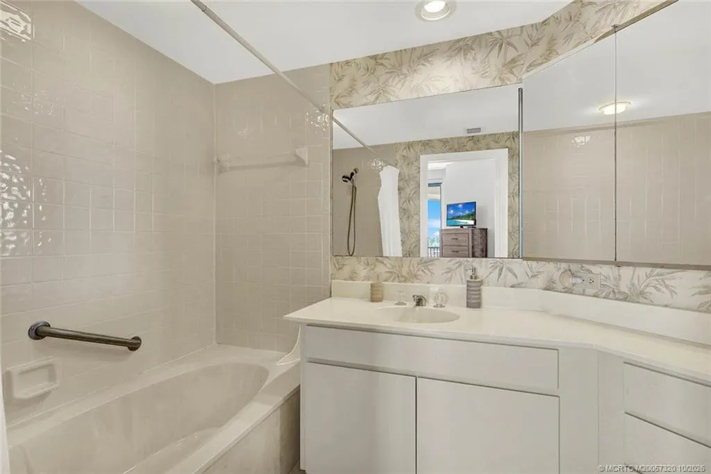 221 NE Plantation Road #403