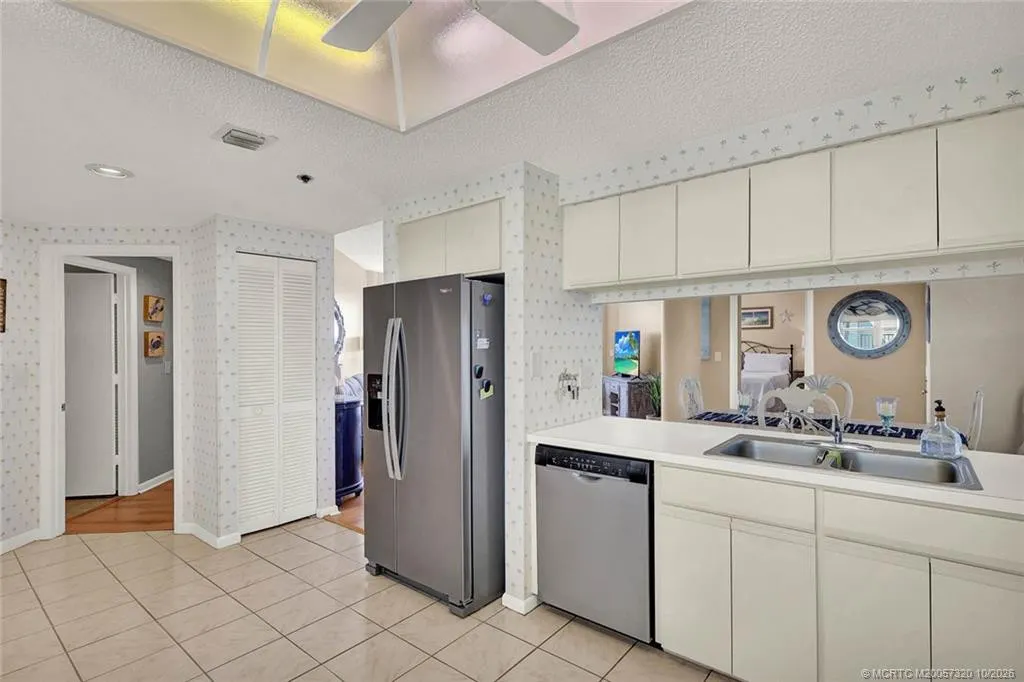 221 NE Plantation Road #403