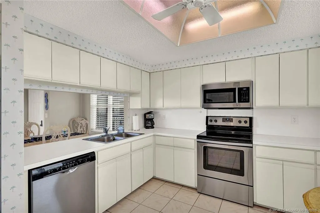 221 NE Plantation Road #403