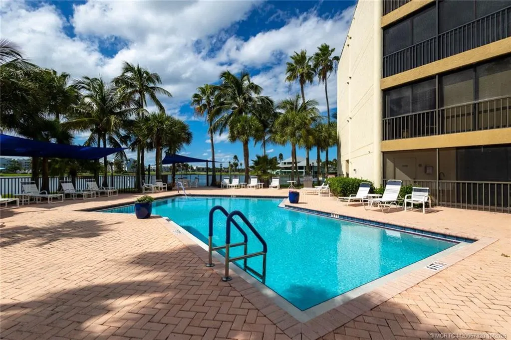 221 NE Plantation Road #403