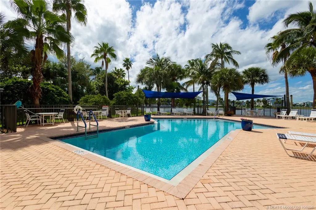 221 NE Plantation Road #403