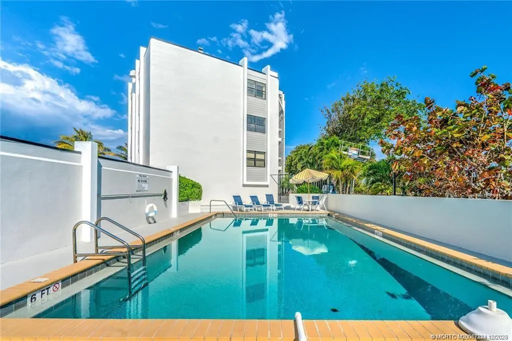 1289 NE Ocean Boulevard #12