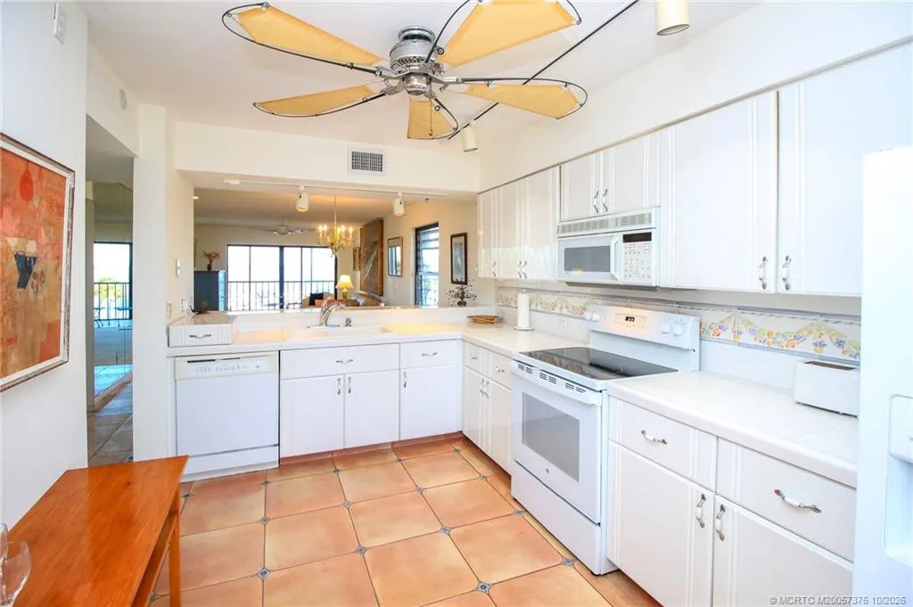 4540 NE Sandpebble Trace #406