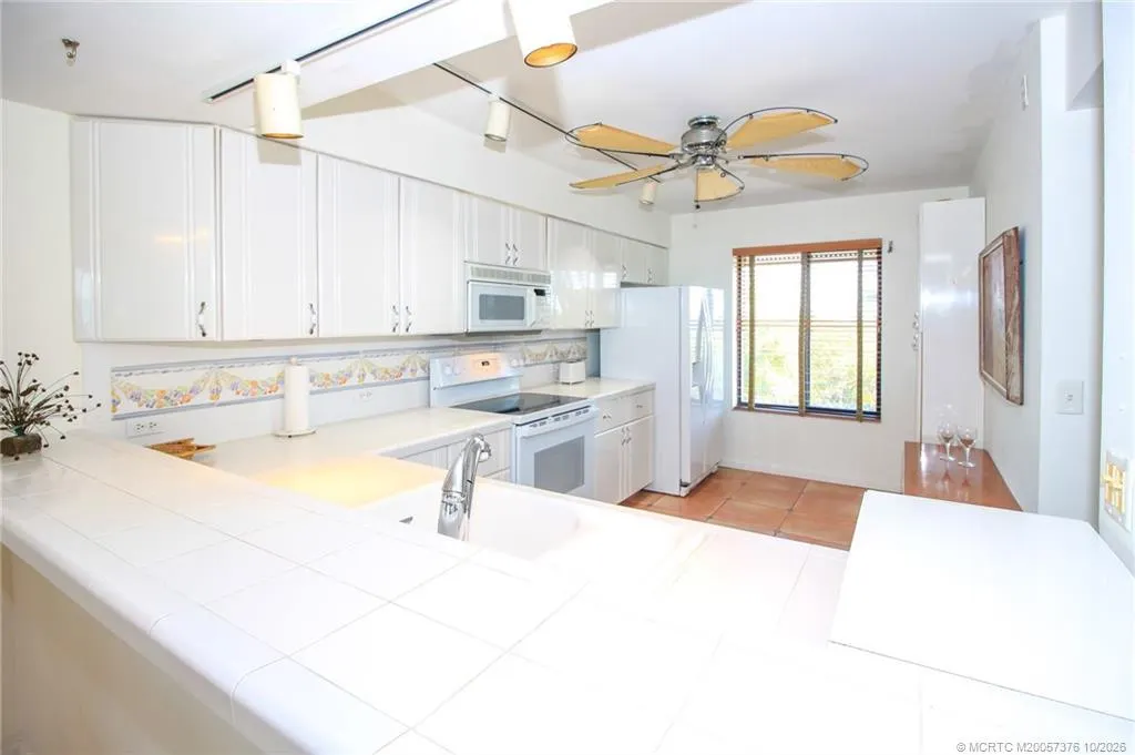 4540 NE Sandpebble Trace #406
