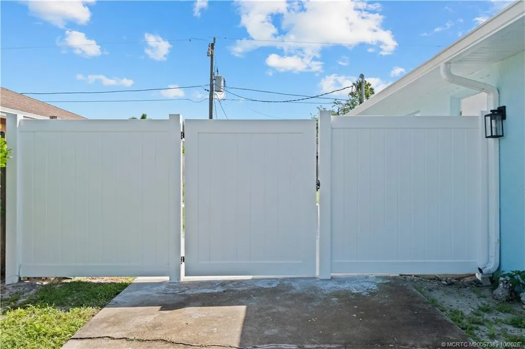 5807 SE Mitzi Lane