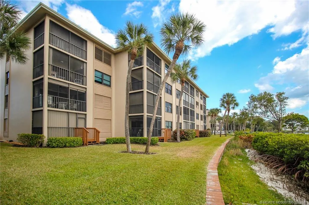 4680 NE Sandpebble Trace #305