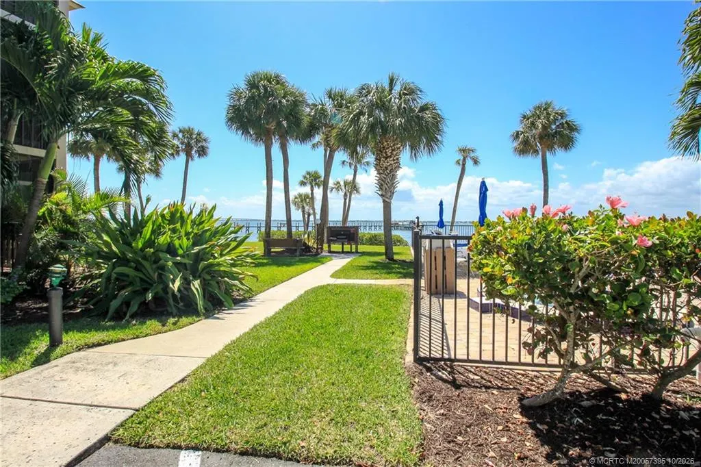 4680 NE Sandpebble Trace #305