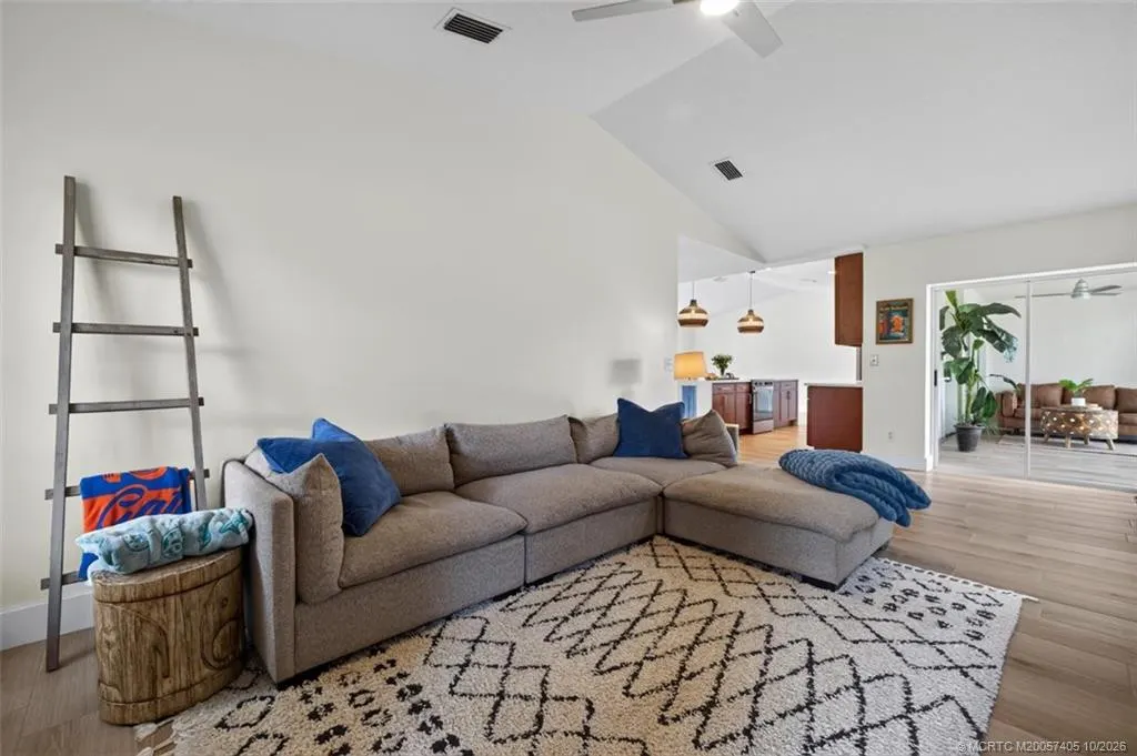 1812 NE Crabtree Lane