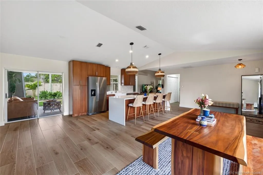 1812 NE Crabtree Lane