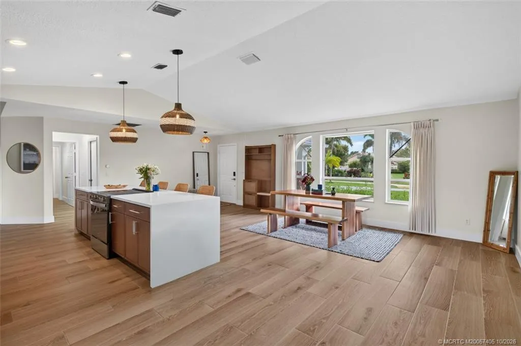 1812 NE Crabtree Lane