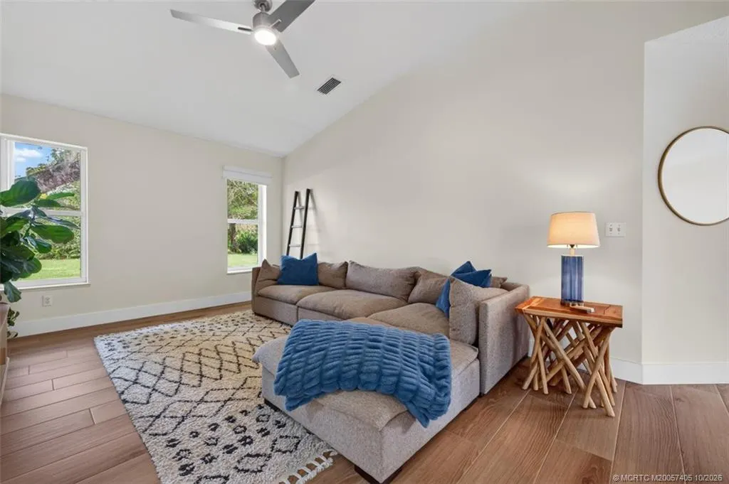 1812 NE Crabtree Lane