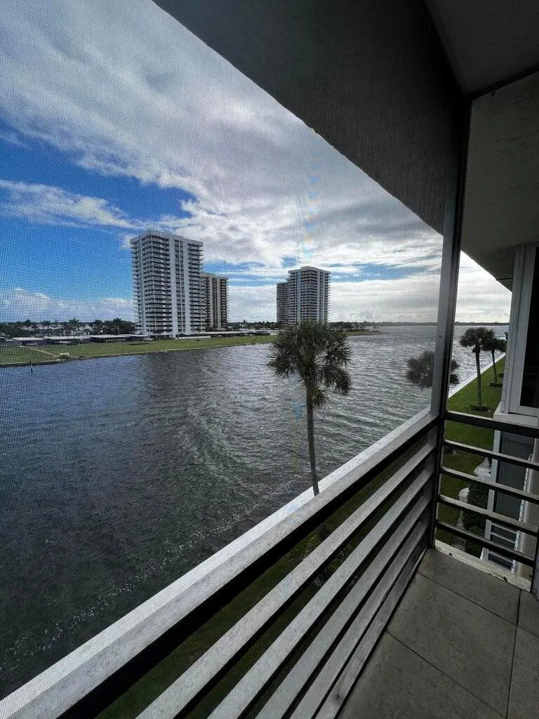 20 Yacht Club Drive, #405