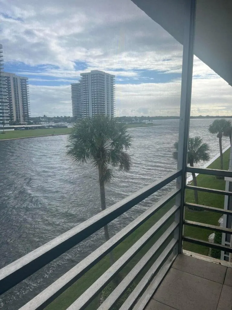 20 Yacht Club Drive, #405