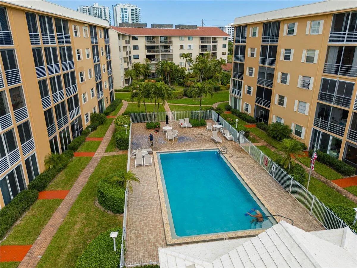 300 Golfview Road, #304