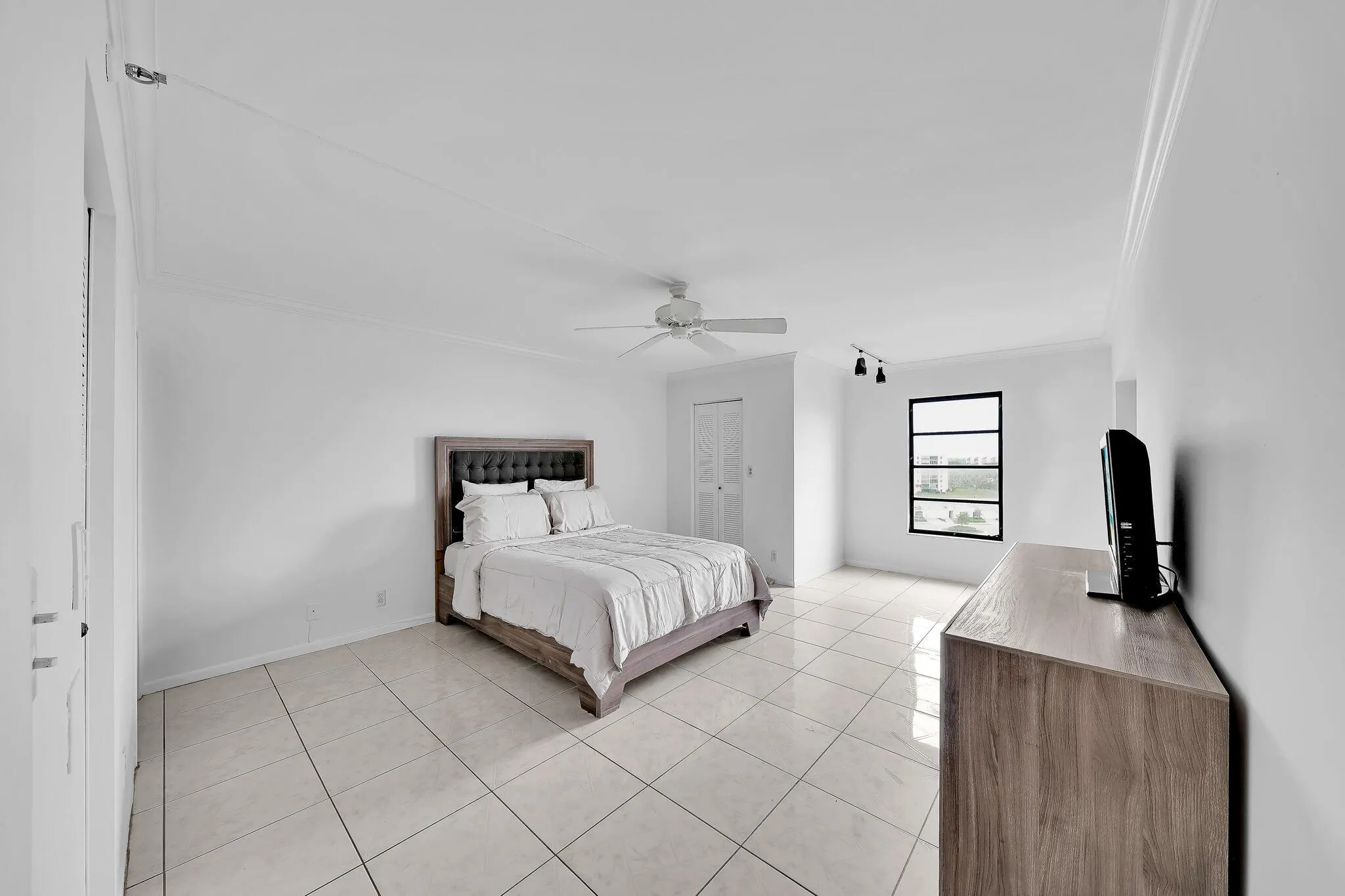 7076 Huntington Lane, #803