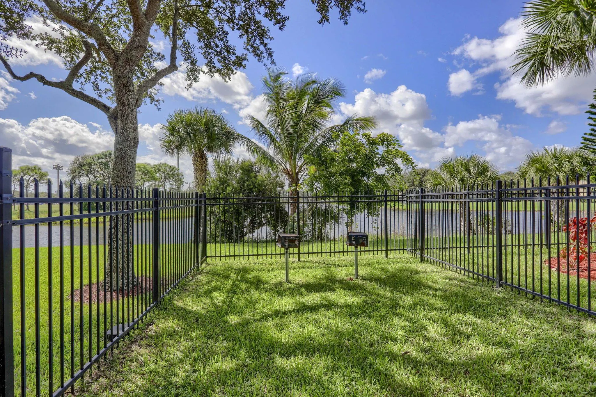 6121 Spring Isles Boulevard
