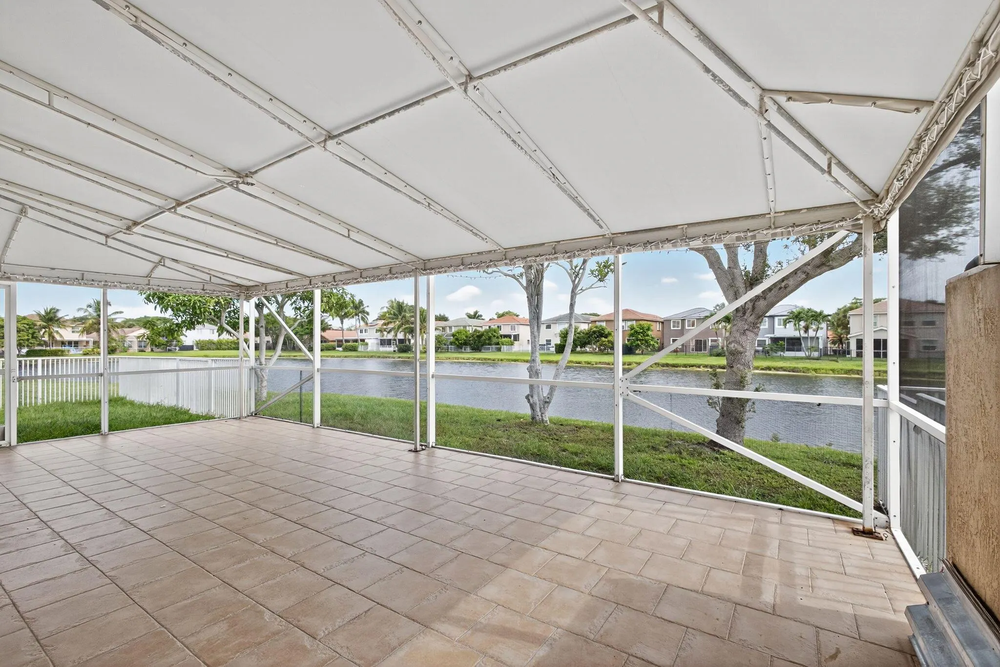6121 Spring Isles Boulevard