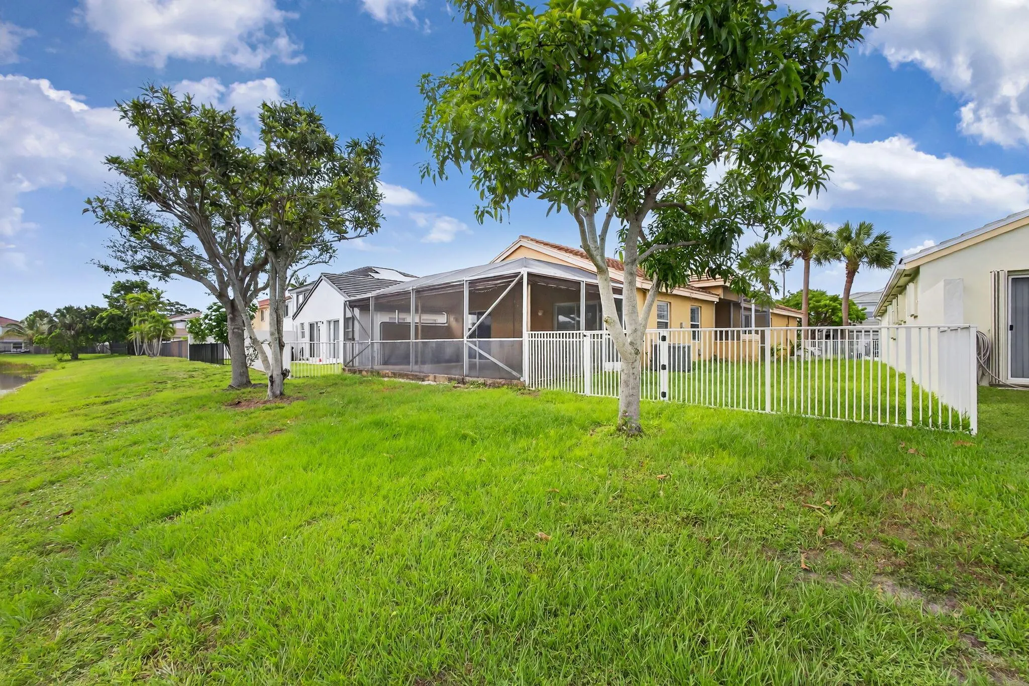 6121 Spring Isles Boulevard