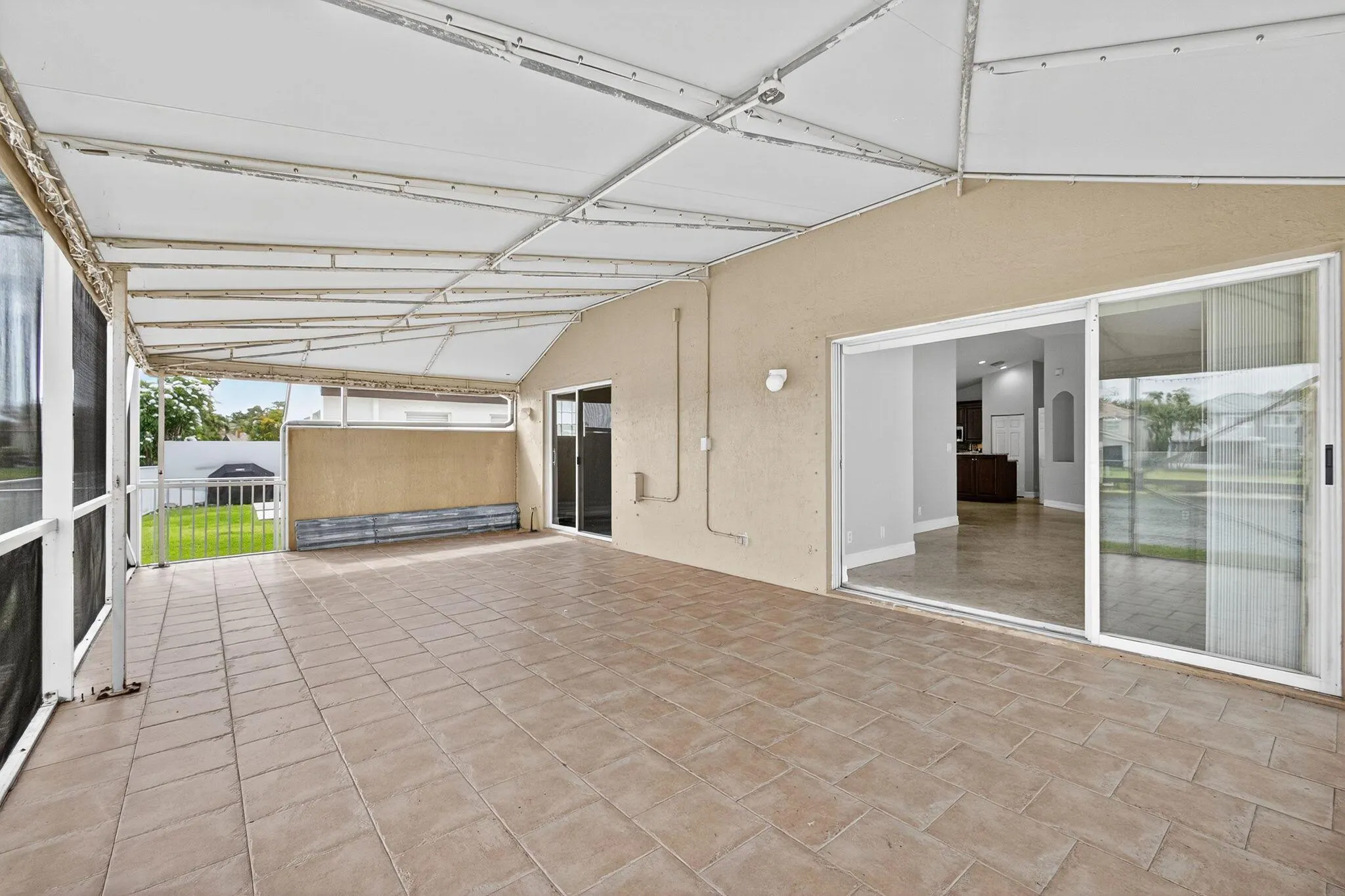 6121 Spring Isles Boulevard