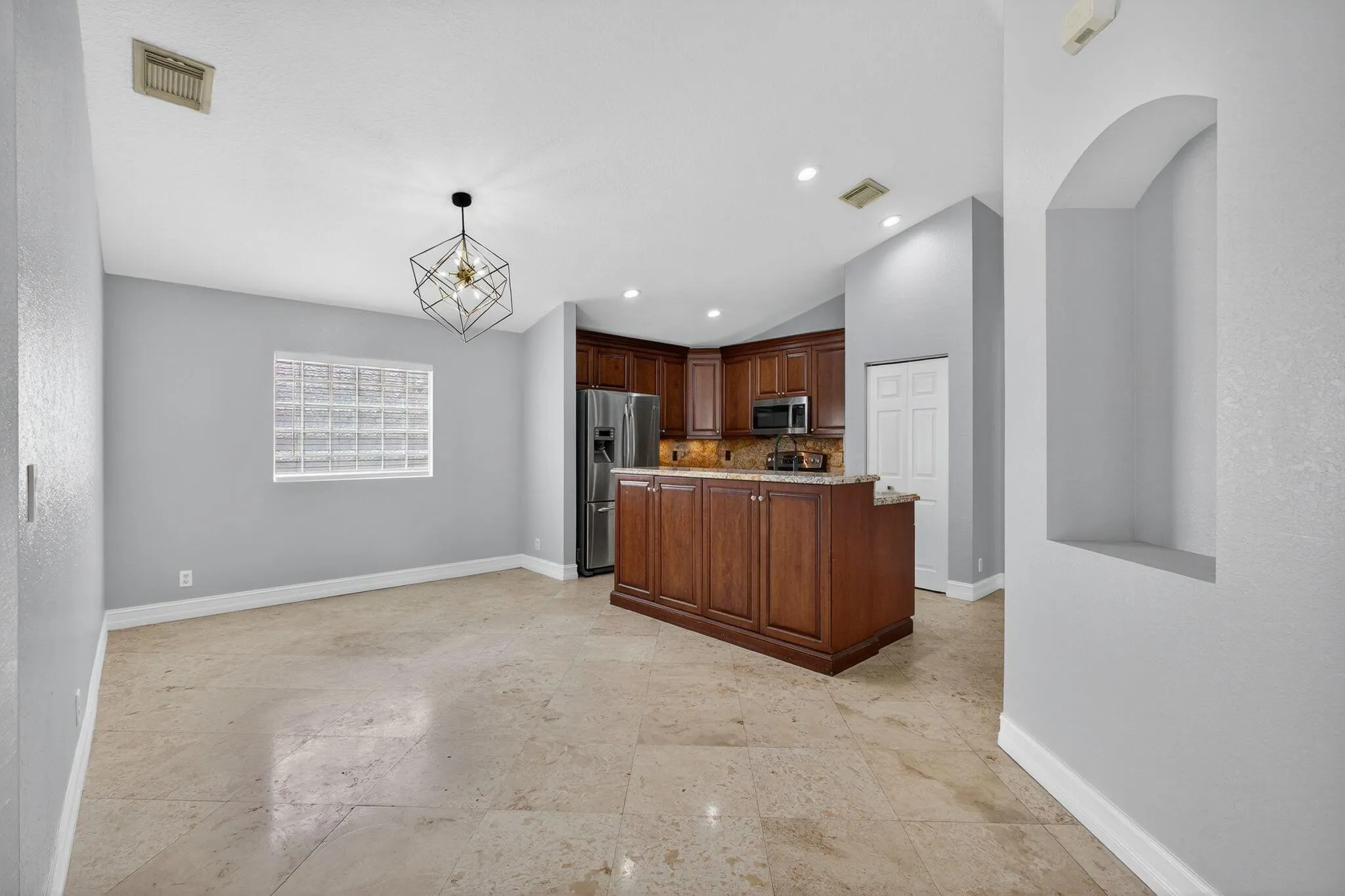 6121 Spring Isles Boulevard