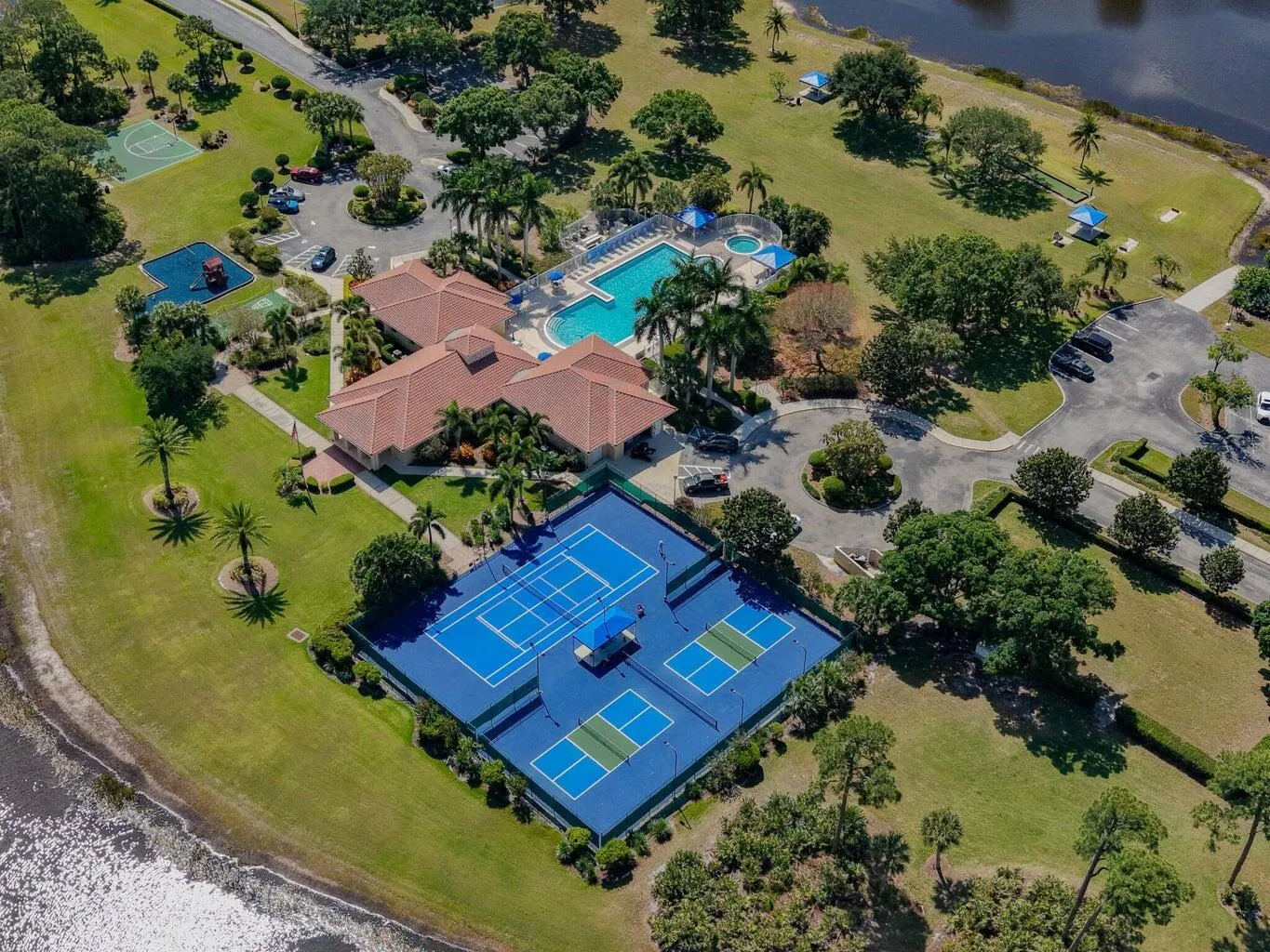 422 SW Horseshoe Bay