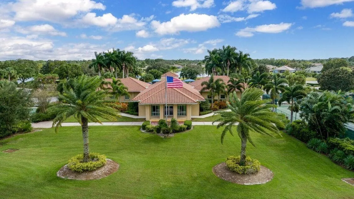 422 SW Horseshoe Bay