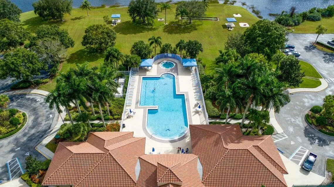 422 SW Horseshoe Bay
