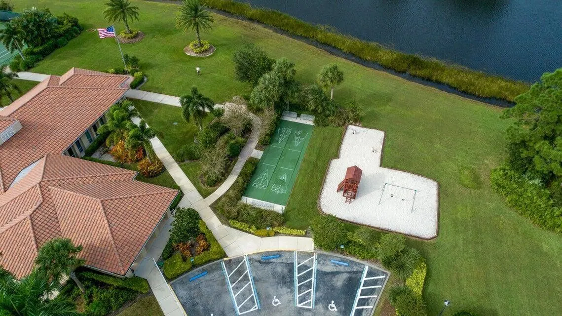 422 SW Horseshoe Bay