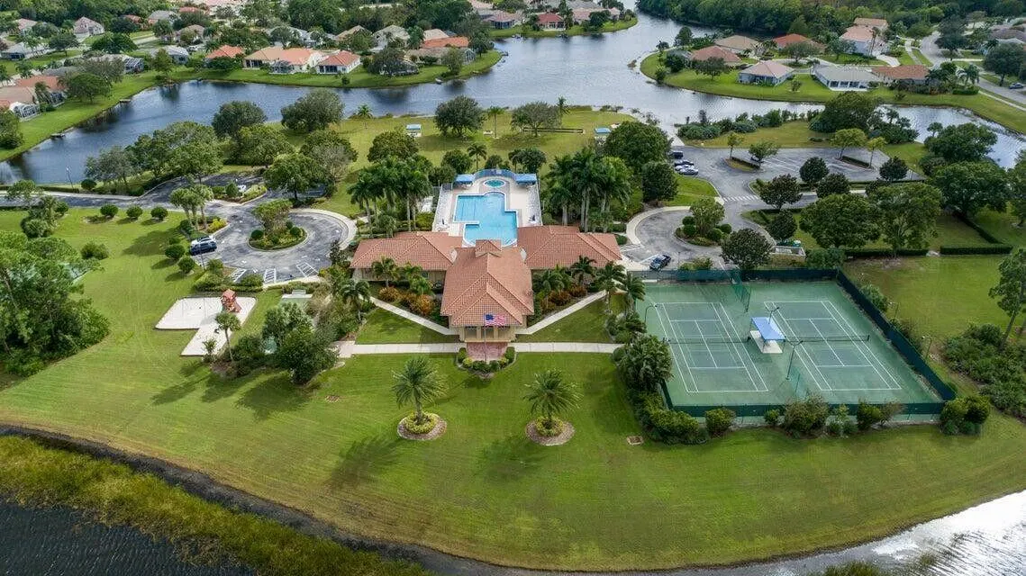 422 SW Horseshoe Bay